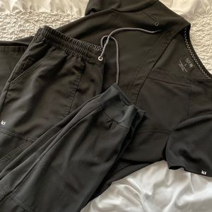 Koi jogger scrub set